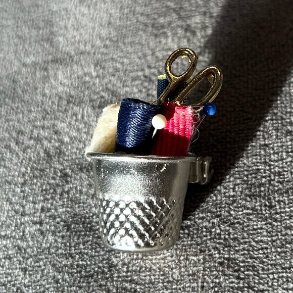 Vintage Sowing Basket Brooch - Picture 2 of 5